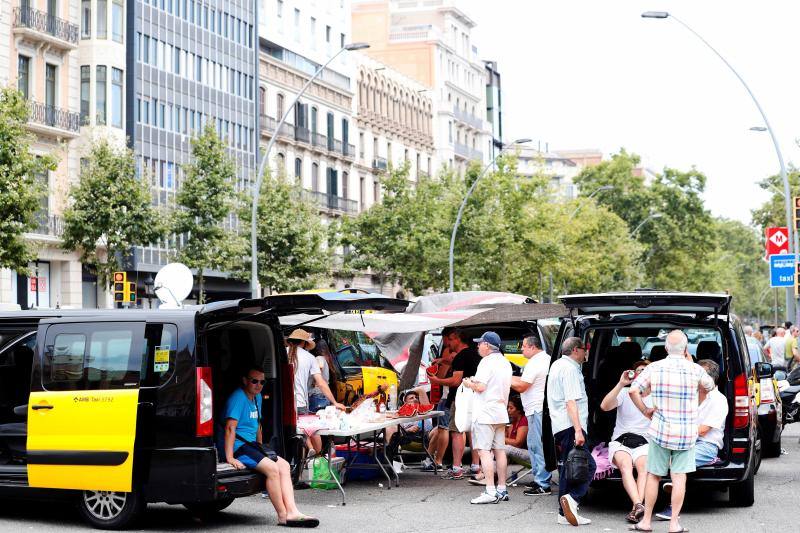 Algunos taxistas acampan durante sus protestas en Barcelona.