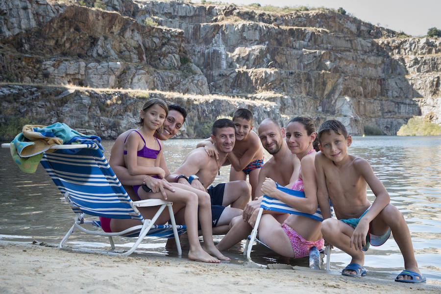 De derecha a izquierda, Isabel María Matito y Jesús María Núñez, pacenses, con Francisco Gato y Áurea Tobajas, valencianos, y junto a ellos, los niños de las dos parejas.