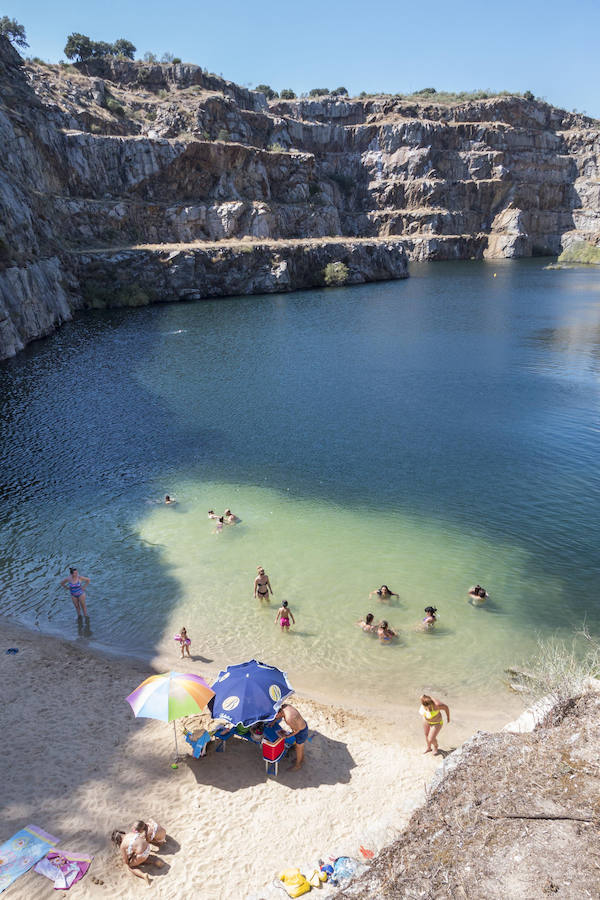 Piscina natural La cantera, en Alcántara. Está en el espacio que en su día se uso para extraer áridos empleados en la construcción del embalse de Alcántara, que terminó de construirse en el año 1969.