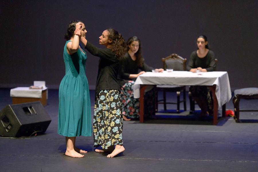 Material fotográfico de la obra de danza/teatro 'Las Bernardas', dirigida por Libertad Pozo y producida por la Compañía de Danza Contemporánea MAAT.