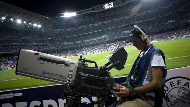 Un técnico enfoca su cámara hacia el público en un partido de fútbol. :: r. c.