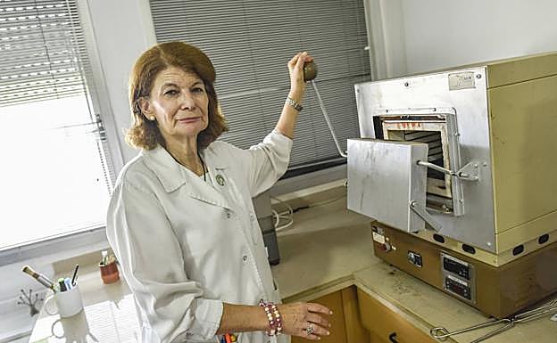 Rosa de la Torre frente a uno de los hornos.