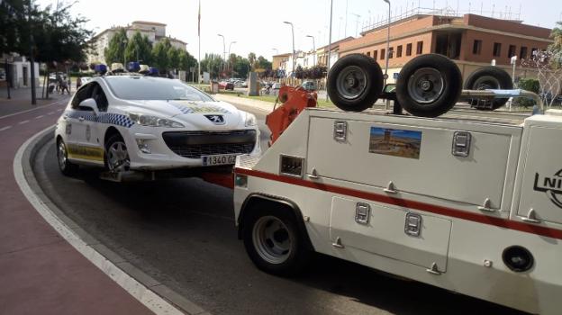 Los coches, con casi ocho años, tienen averías constantes. :: Hoy