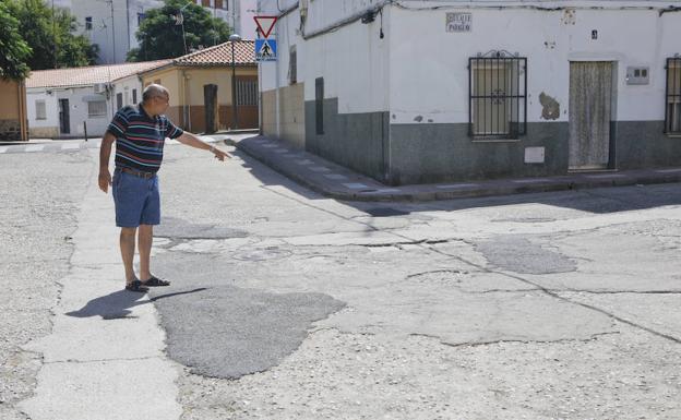 Vecino señalando el mal estado de la calle Nicaragua
