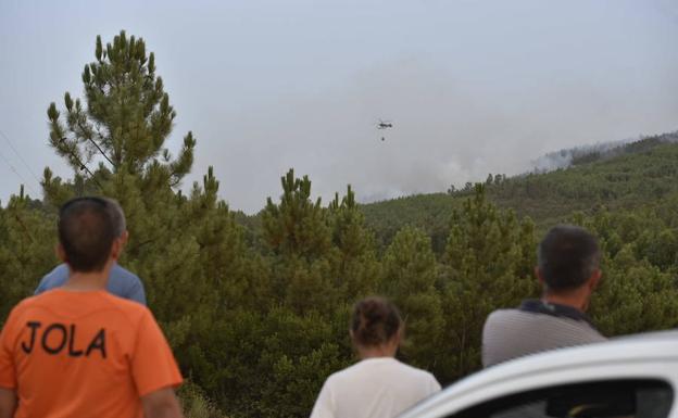 Vecinos de la zona siguen la actuación de los medios