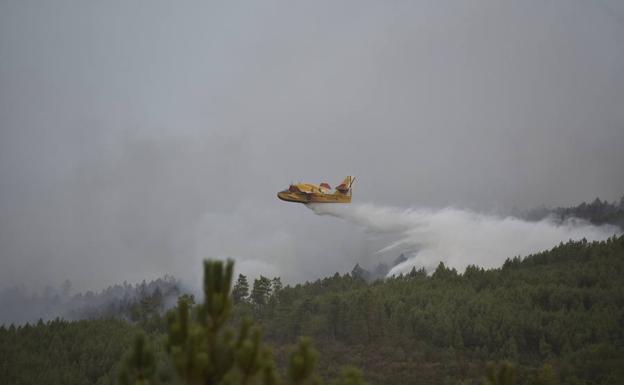 Los hidroaviones tuvieron que dejar las labores de extinción al anochecer