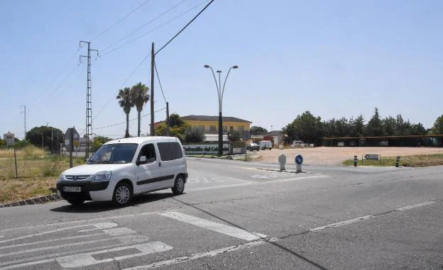 Un coche sale de la urbanización Dehesilla del Calamón. :: C. Moreno