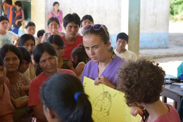 Impulso solidario. Paula imparte pautas de salud a un grupo de mujeres bolivianas en su viaje al Amazonas. :: r. c.