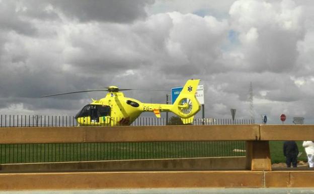 Imagen de archivo de un helicóptero del SES trasladando a un enfermo