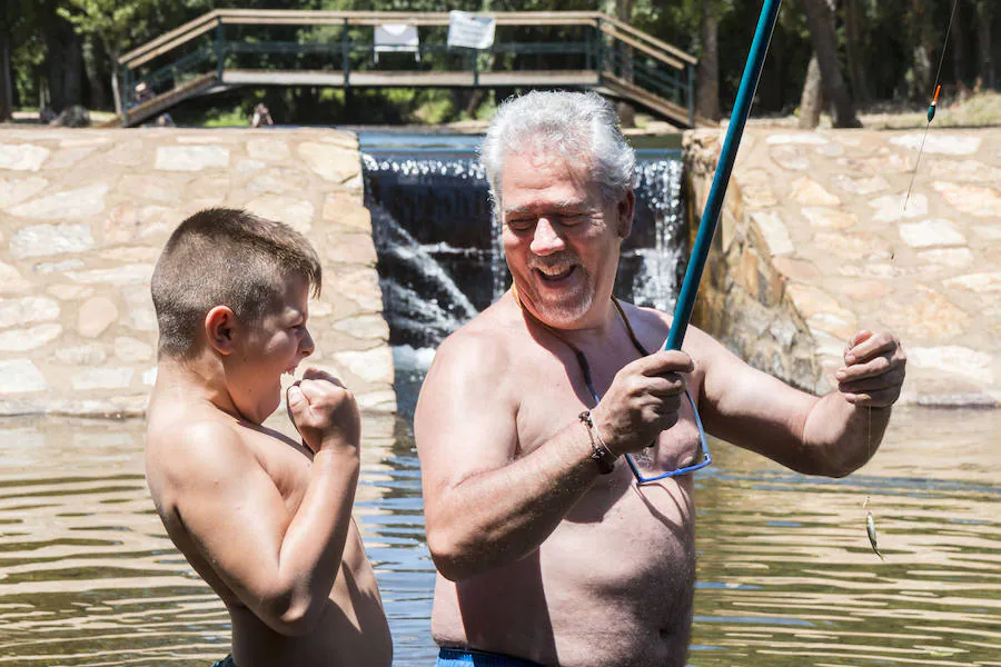 Antonio Torres Amador y su sobrino celebran que un 'jarabuguillo' ha picado. Están en las piscinas naturales de La Codosera.