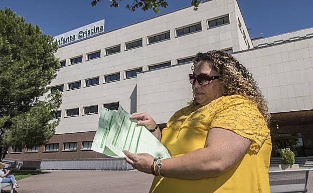 Olga Sánchez, con la reclamación que ha puesto, ayer en el hospital Infanta Cristina. :: 