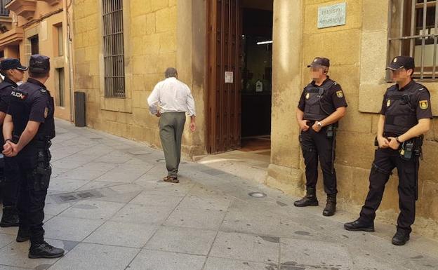 Registro policial en el Ayuntamiento el pasado mes. :: 