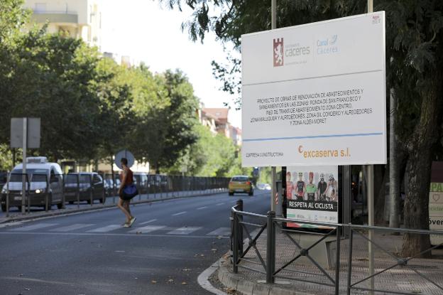 Cartel anunciador de las obras que sigue en la Avenida de Alemania. :: lorenzo cordero