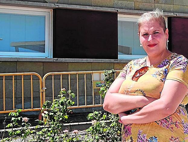 Jennifer Arriba, junto al centro de salud de Talavera la Real. :: 