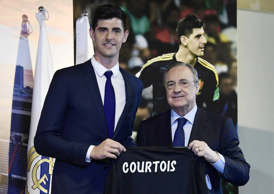 El belga ha sido presentado en el palco de honor del Santiago Bernabéu como nuevo portero del Real Madrid. A continuación ha pisado el césped con su nueva camiseta. 