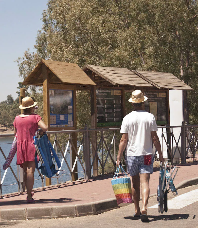 Carteles informativos, en una de las entradas al complejo 'Playa costa dulce'.