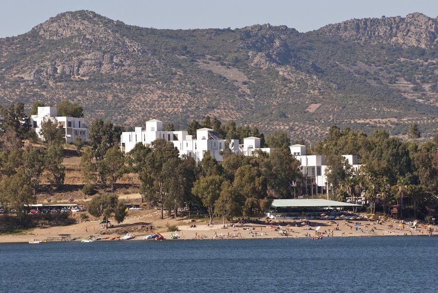 Vista del complejo Playa costa dulce, con los apartamentos 'Embalse de Orellana. La foto está tomada desde 'Playa costa alegre, ya en el término municipal de Campanario.