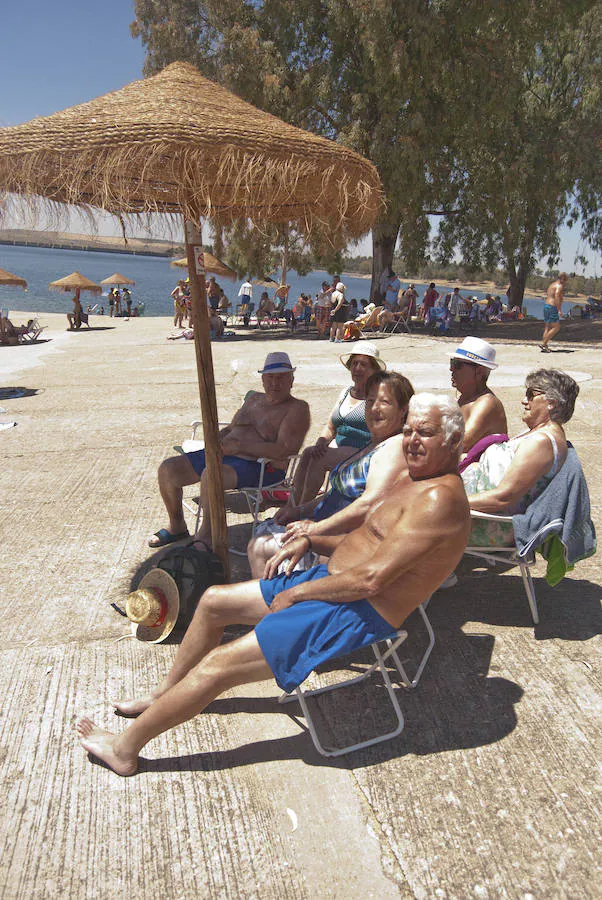 Grupo de jubilados de Monesterio, de excursión en la playa de Orellana.