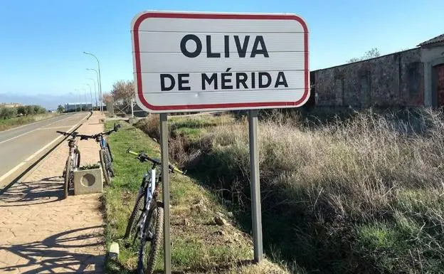 Un hombre de 69 años, en estado grave tras ser rescatado de la piscina de Oliva de Mérida