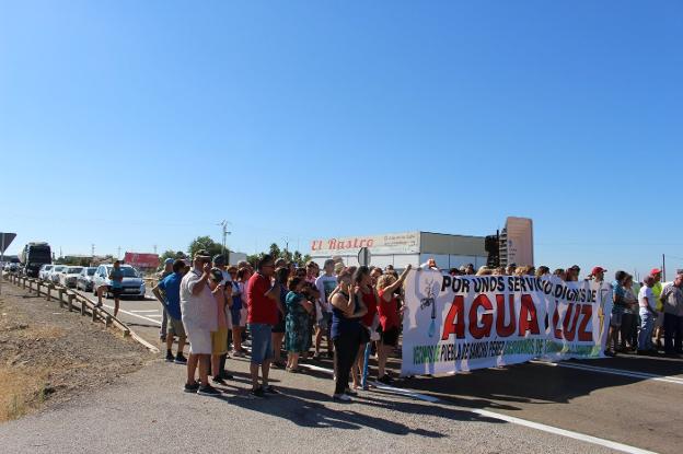 Vecinos de Puebla de Sancho Pérez cortando ayer la N-432 a pocos metros de Zafra. :: irina cortés