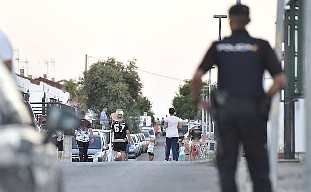Agentes policiales en el lugar del suceso.