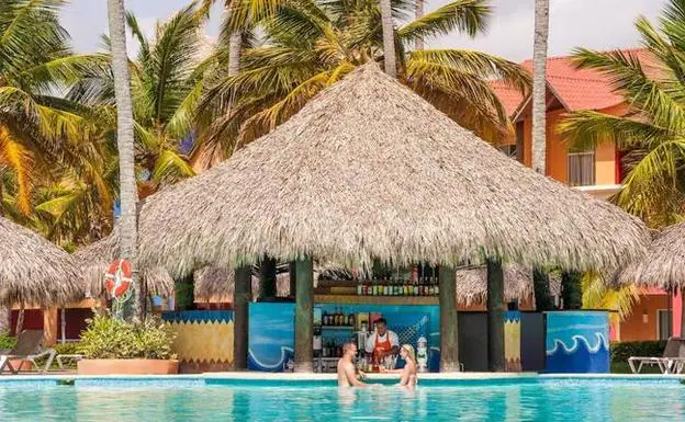 Una pareja toma una copa en una piscina de un 'resort' turístico ' libre de niños' 