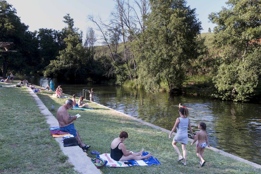La piscina fluvial de Hoyos es uno de los atractivos turísticos de la comarca de Sierra de Gata en estas fechas.