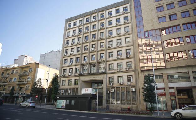 Vista del edificio sindical desde la Avenida Primo de Rivera.