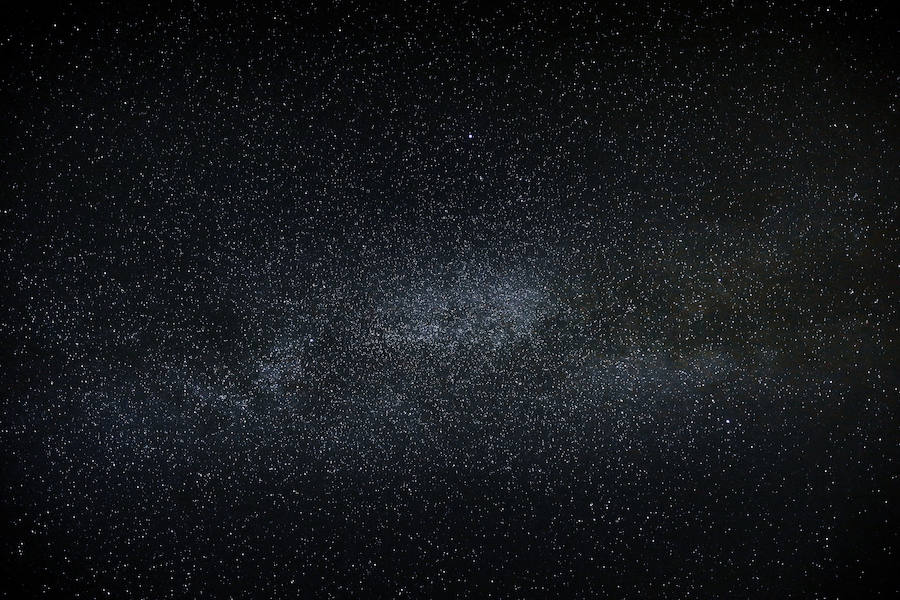 Cielo nocturno, con la Vía Láctea