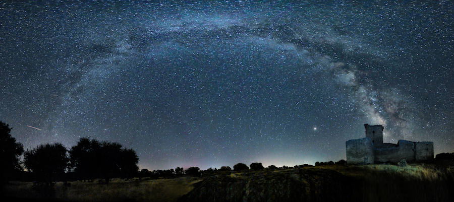 Arco de la Vía Láctea en el castillo del Cachorro de Torreorgaz