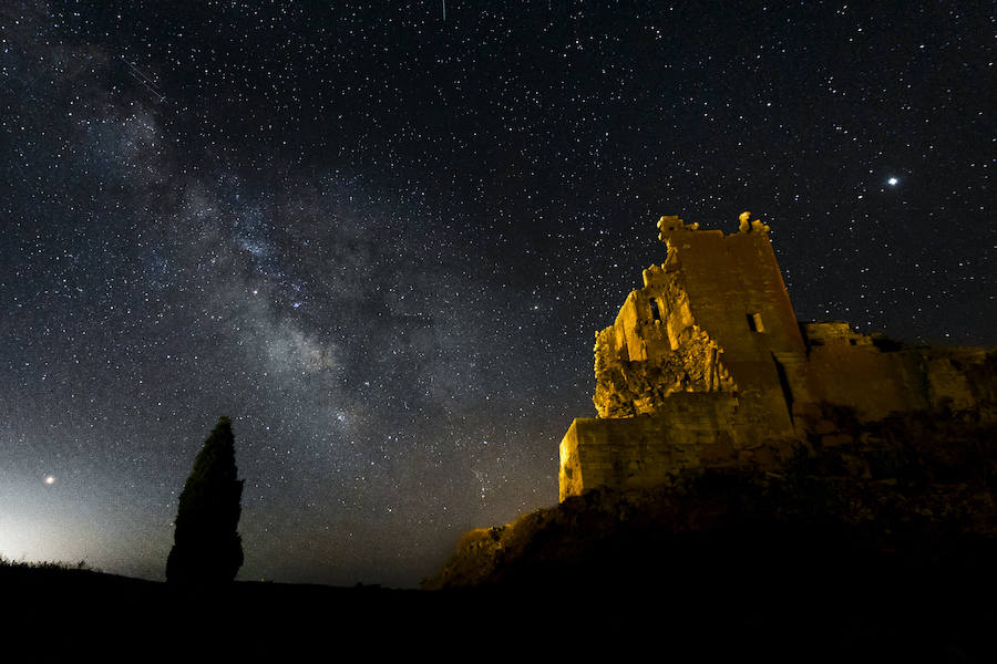 Cielo nocturno, con la Vïa Láctea sobre el castillo de Trevejo