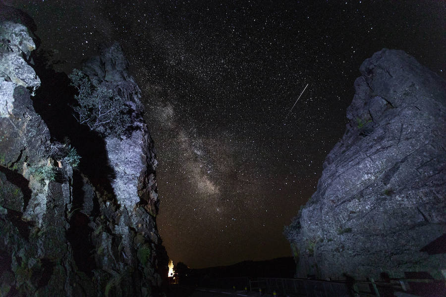 Cielo nocturno con la Vía Láctea en el parque nacional de Monfragüe