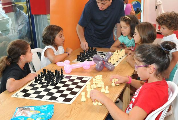 Niños jugando al ajedrez. :: Hoy