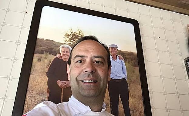 José Pizarro posa con una foto de sus padres de Talaván, su principal ejemplo.