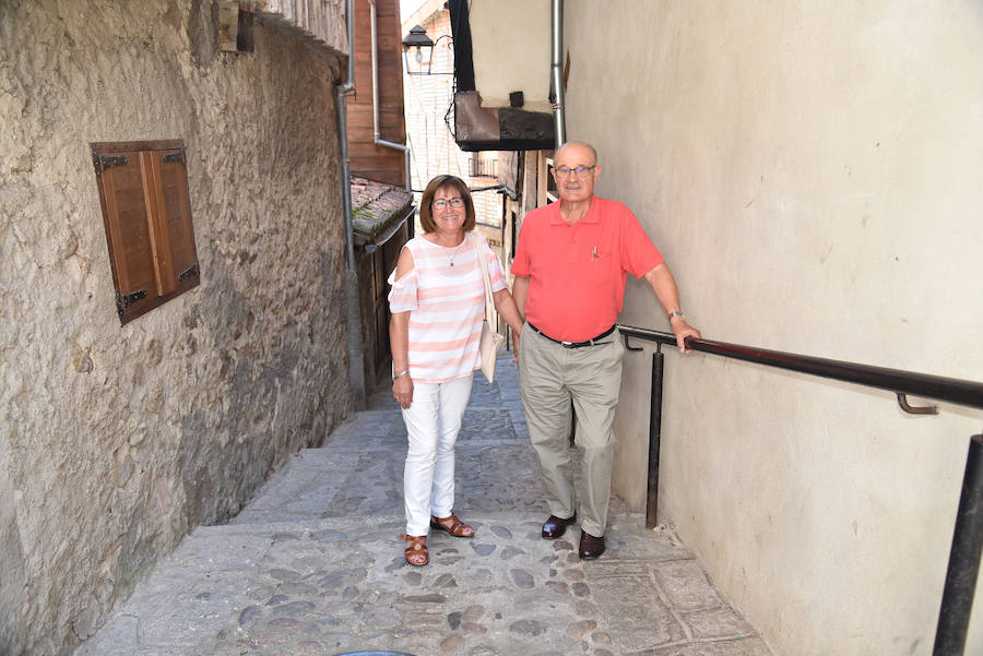 José Luis Gracia y Encarna Colmenar, en una calle del casco antiguo de Hervás.