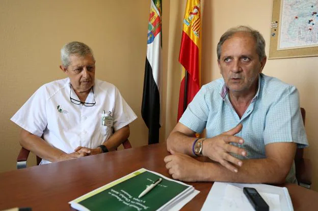 El cirujano, Antonio Nieto, y el gerente del Área de Salud de Mérida, Juan Carlos Escudero :: brígido