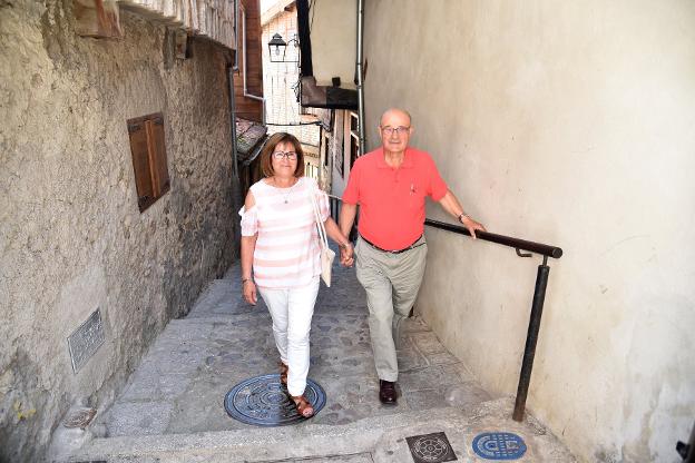 Encarna Colmenar y José Luis Gracia, en el casco antiguo del municipio cacereño. :: palma