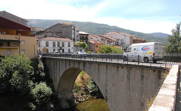 El actual puente sobre el Jerte en Cabezuela sólo tiene espacio para un sentido del tráfico y está regulado por semáforos.