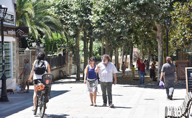 Ambiente en el centro de Hervás, en un día laborale.