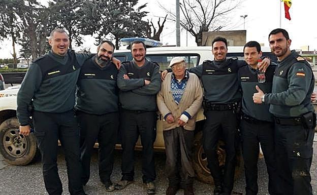 Agentes de la Guardia Civil con el hombre de 93 años tras ser localizado en Lobón. / HOY