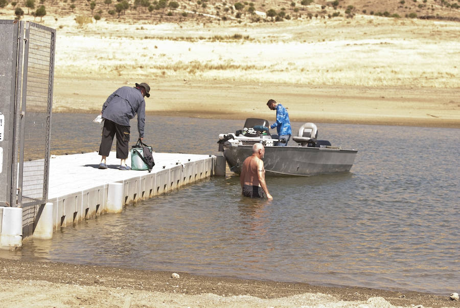 Denis y Thierry, dos amigos galos, salen a pescar guiados por el extremeño Zoilo Montero, en La Serena. 