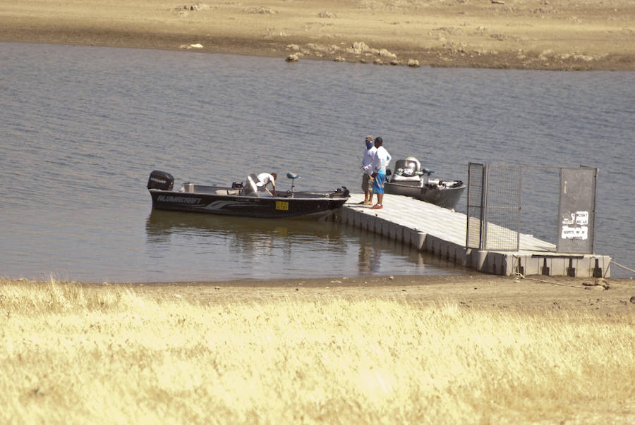 Denis y Thierry, dos amigos galos, salen a pescar guiados por el extremeño Zoilo Montero, en La Serena. 