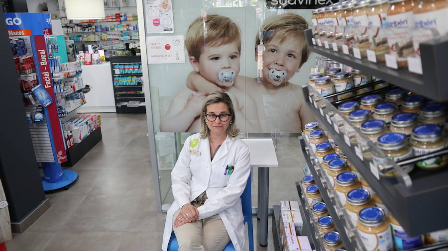 Soledad Corchuelo, pacense, en su farmacia de Isla Cristina