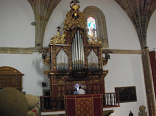 El órgano de la iglesia de San Martín, ya en las manos de Luis Maldonado. :: JSP
