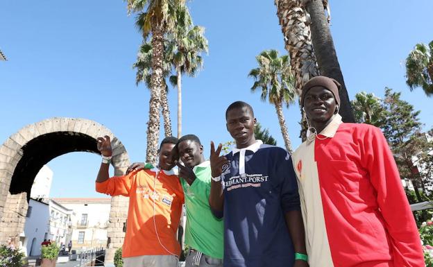 Jóvenes migrantes de Guinea Conacry y Mali, atendidos en el albergue de Mérida. 