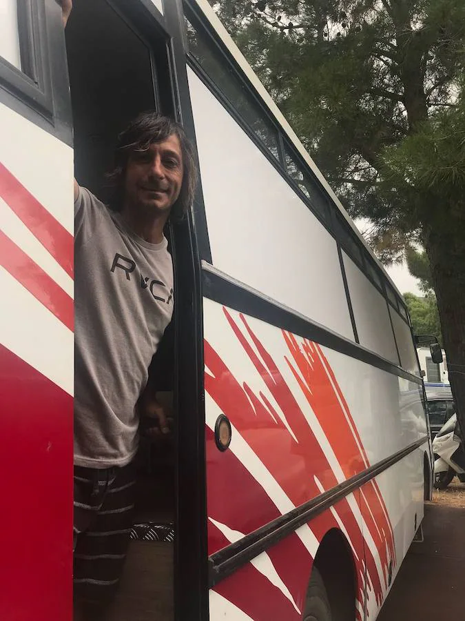 El pacense Luis Motera en el autobús que usa como vivienda en Tarifa. 