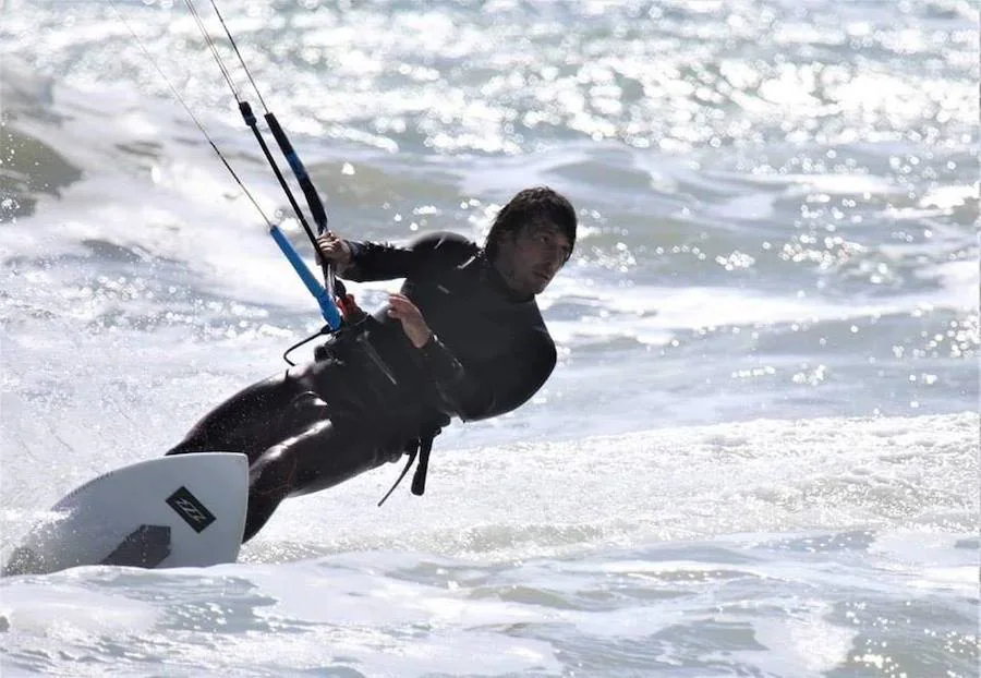 El bombero pacense Luis Motera Rey navegando en Tarifa. 