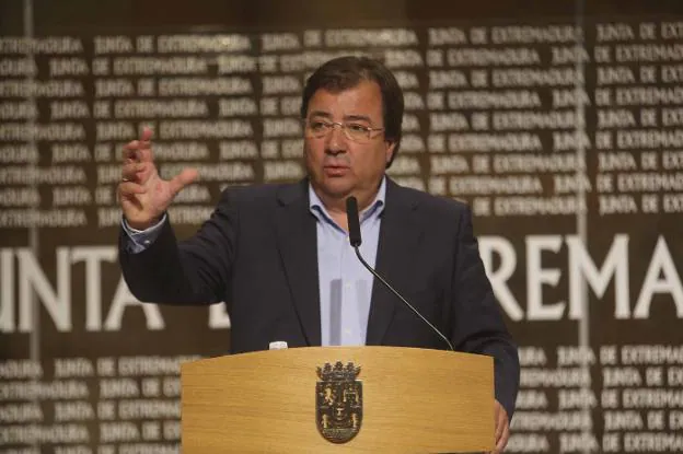 Guillermo Fernández Vara, ayer, tras el Consejo de Gobierno. :: j. m. r.