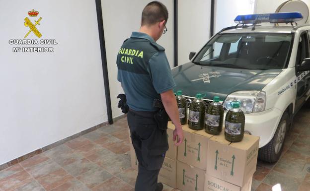 Detenido por el robo de 160 litros de aceite de una almazara en Carbajo