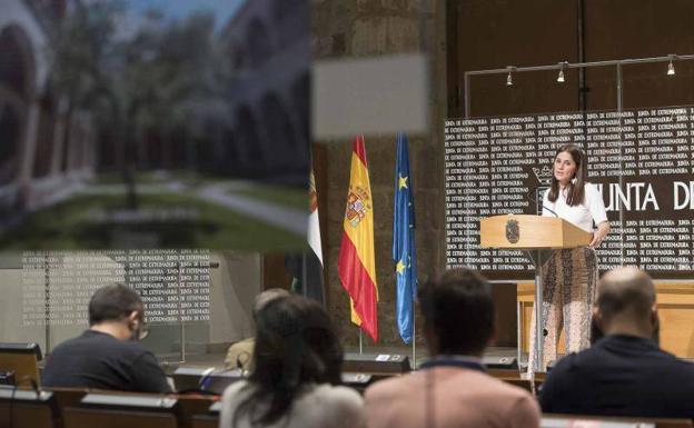 Presentación de los actos institucionales por parte de la portavoz de la Junta, Isabel Gil Rosiña.: